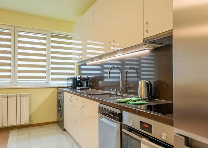 Top Location Central New & Spacious 3 Bdr Apt Medical Academy